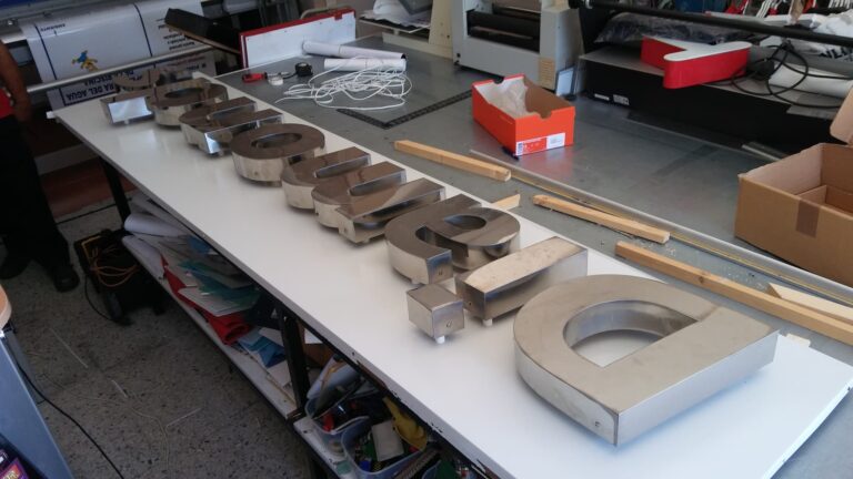 foto de letrero luminoso 4